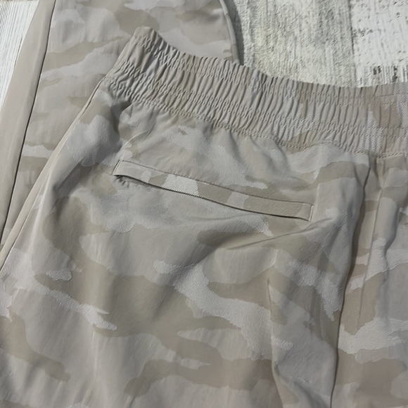 Athleta Brooklyn Textured Camo Joggers Size 10 - Picture 7 of 12